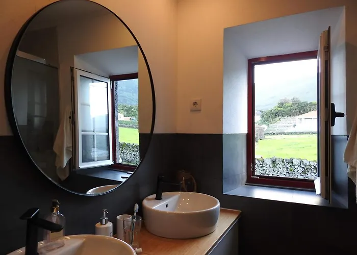 Janela Do Porto * Prainha (Sao Roque do Pico)